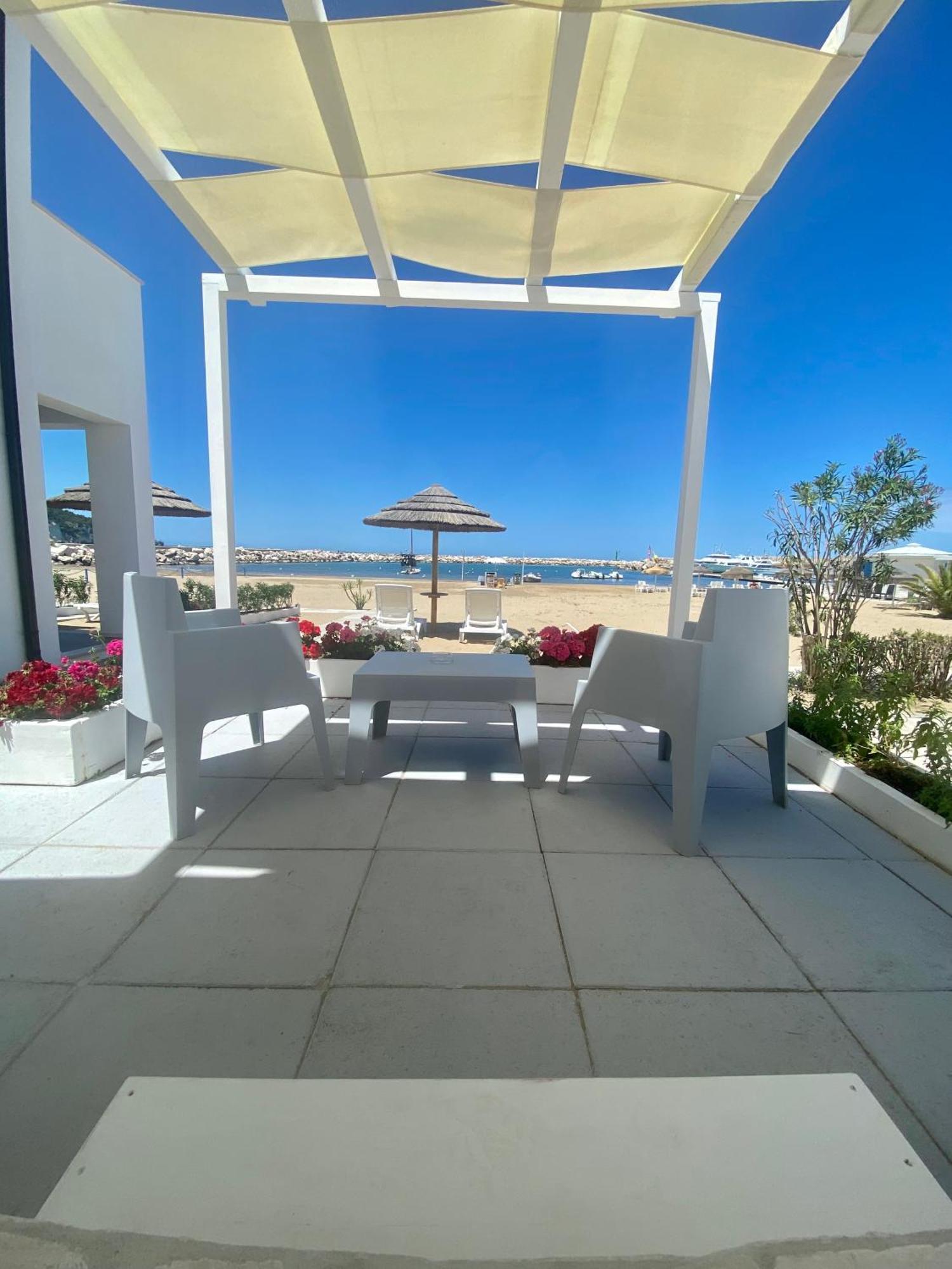 Marina Bay Beach Suites Peschici Exteriör bild