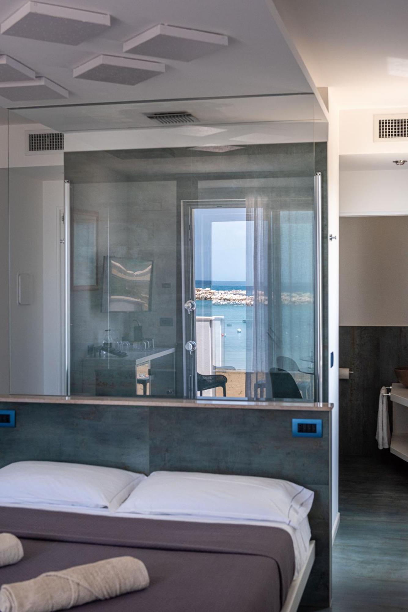 Marina Bay Beach Suites Peschici Exteriör bild